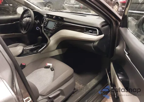 2019 Toyota Camry Le z USA, uszkodzony, nr VIN 4T1B11HK0KU850154